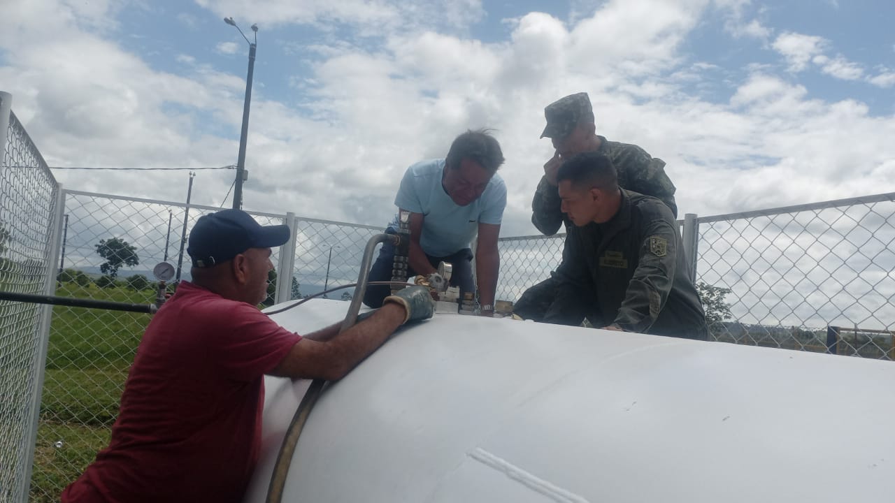 Equipo técnico de IGNP SAS trabajando en tanque cisterna GLP
